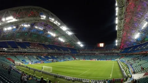 《和平精英》神秘新装大揭秘！独家先睹神级皮肤海报，1月1日，夜幕低垂，猎战一触即发！🌜✨